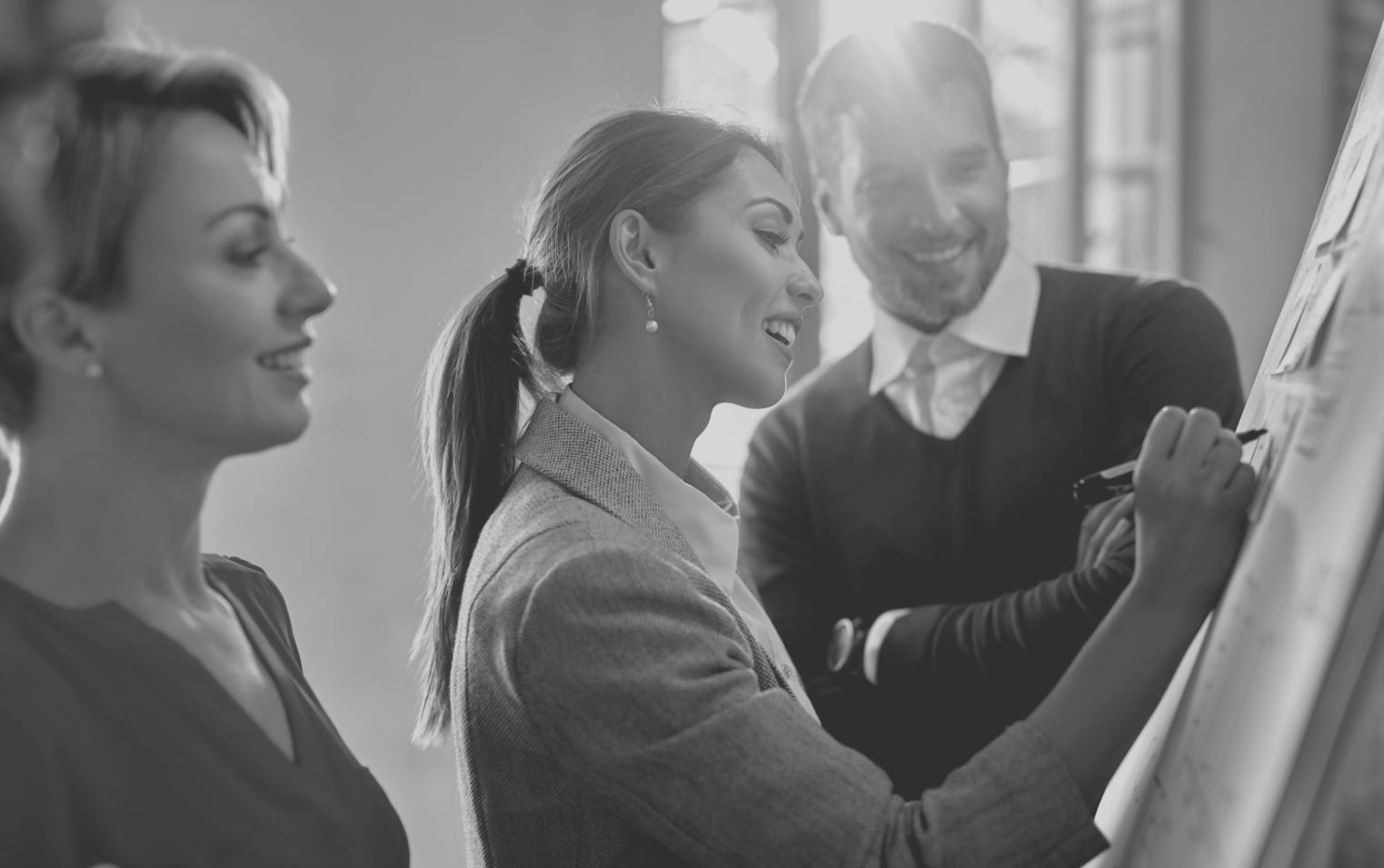 Proceso de análisis comparativo empresarial con datos y gráficos profesionales