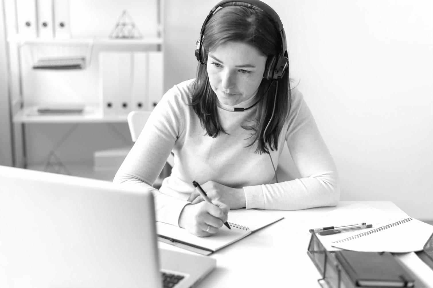 Equipo de pelarivexo trabajando en análisis financiero comparativo